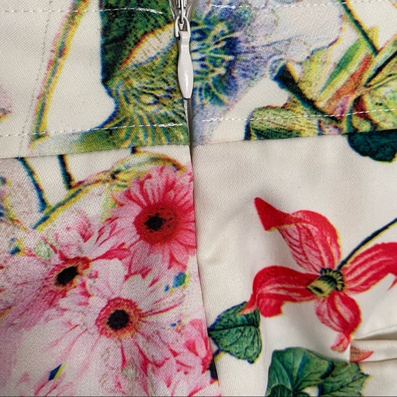 Banana USA, High Waisted Floral Shorts. Size: Small - Picture 6 of 8